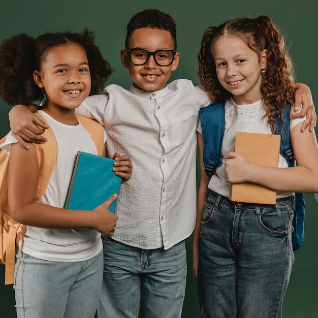 Colegas de la escuela abrazados