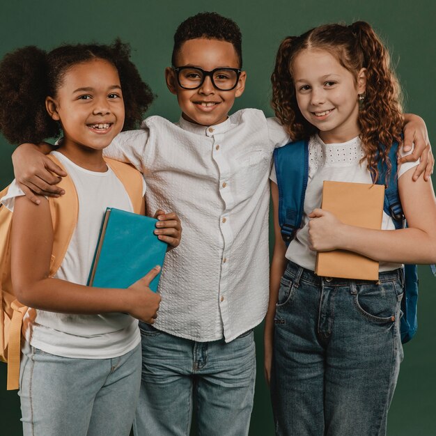 Colegas de la escuela abrazados