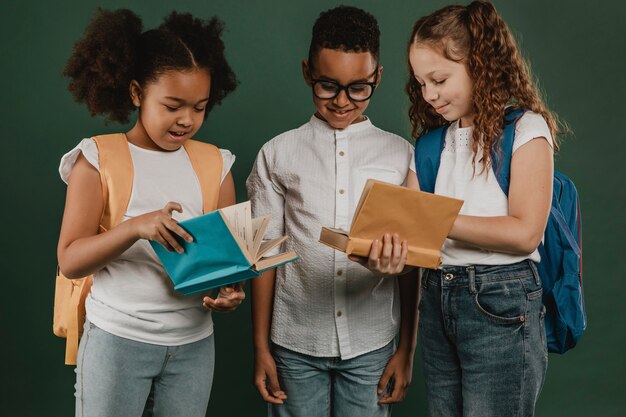 Colegas de la escuela mirando libros juntos