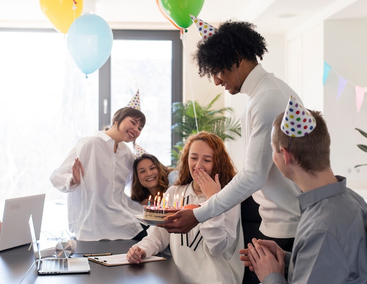 Foto gratuito colegas felices celebrando en el trabajo tiro medio