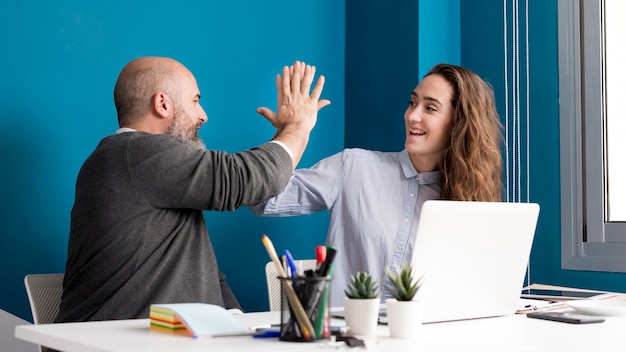 Colegas felices de trabajar juntos