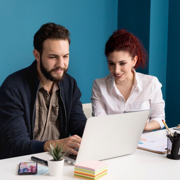 Colegas felices de trabajar juntos