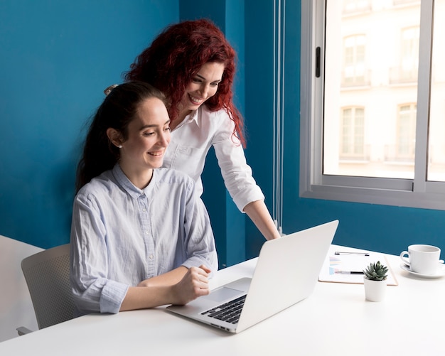 Foto gratuita colegas felices de trabajar juntos