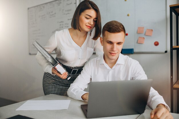 Colegas femeninos y masculinos que trabajan en la oficina