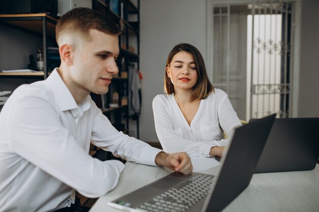 Colegas femeninos y masculinos que trabajan en la oficina