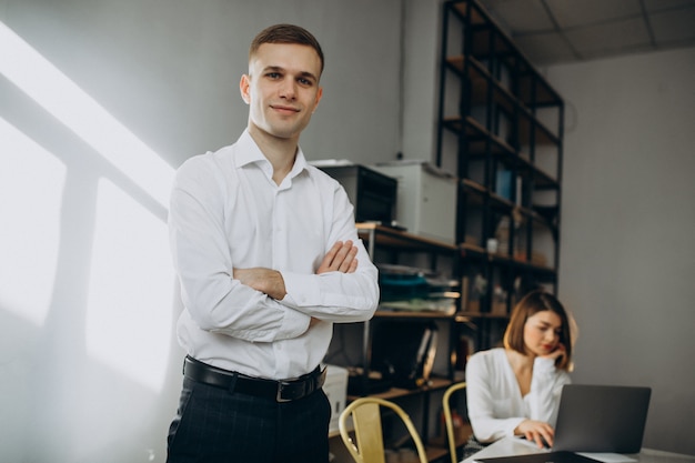 Colegas femeninos y masculinos que trabajan en la oficina