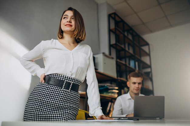 Colegas femeninos y masculinos que trabajan en la oficina