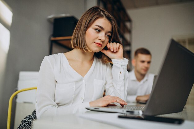 Colegas femeninos y masculinos que trabajan en la oficina