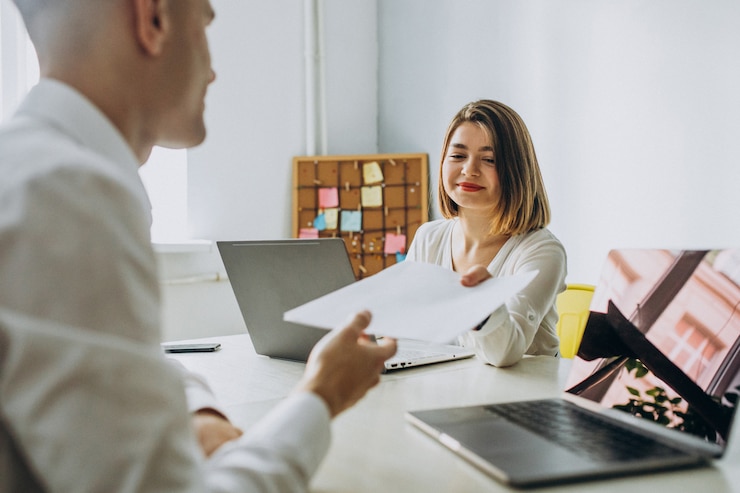 Foto gratuito colegas femeninos y masculinos que trabajan en la oficina
