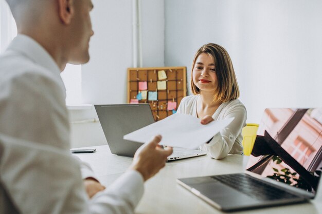 Colegas femeninos y masculinos que trabajan en la oficina