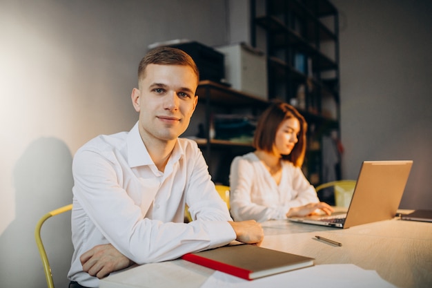 Colegas femeninos y masculinos que trabajan en la oficina