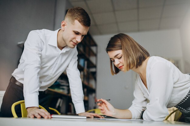 Colegas femeninos y masculinos que trabajan en la oficina