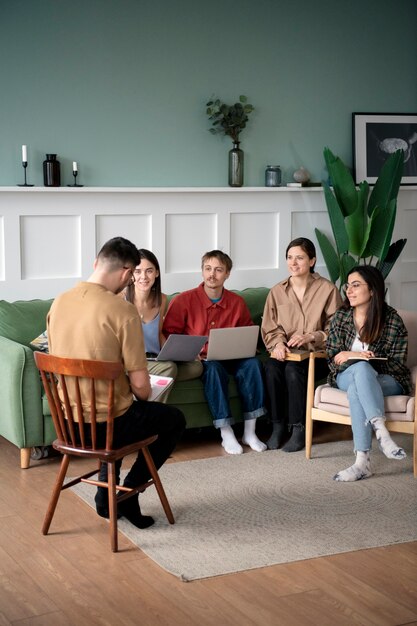 Colegas hablando y aprendiendo durante la sesión de estudio