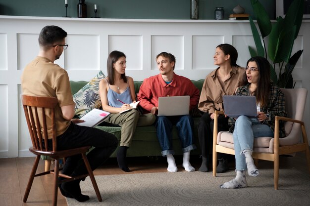 Colegas hablando y aprendiendo durante la sesión de estudio