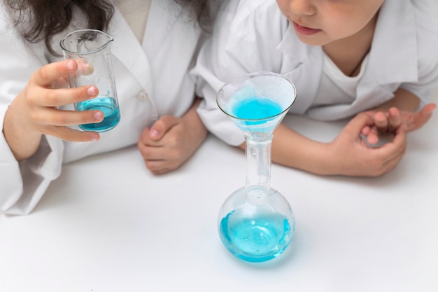 Colegas haciendo un experimento químico en la escuela.