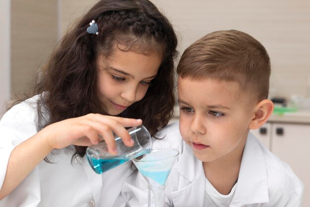 Colegas haciendo un experimento químico en la escuela.