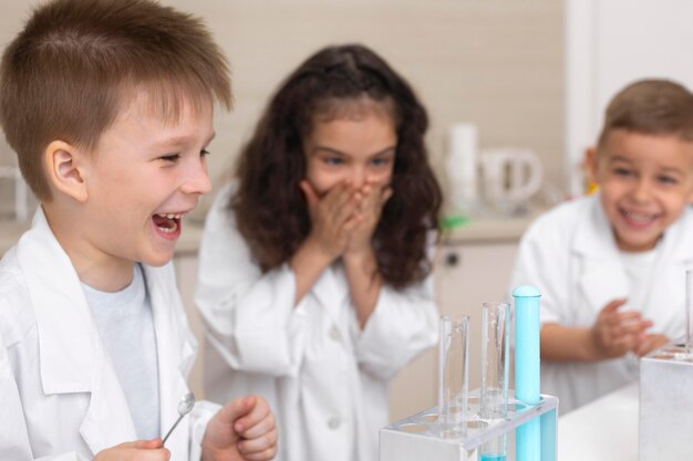 Colegas haciendo un experimento químico en la escuela.