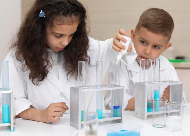 Colegas haciendo un experimento químico en la escuela.