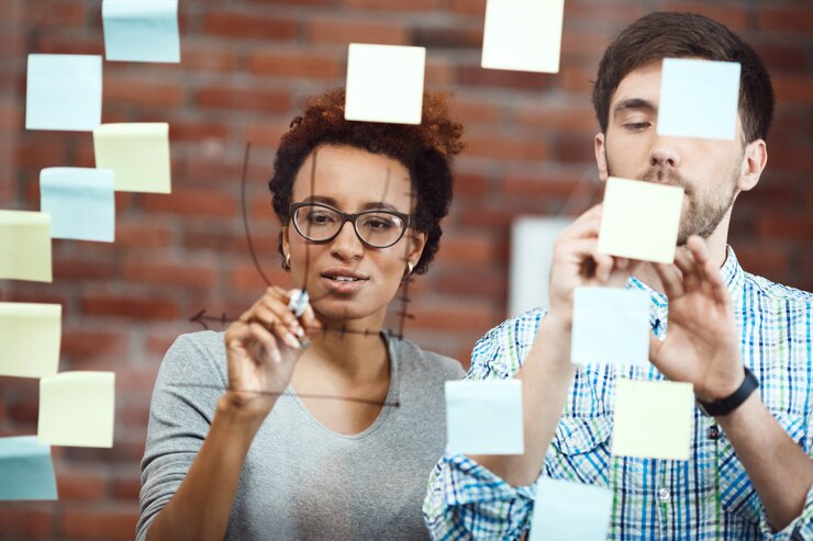 Foto gratuito colegas haciendo plan de negocios en reunión.