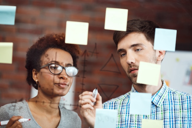 Foto gratuita colegas haciendo plan de negocios en reunión.