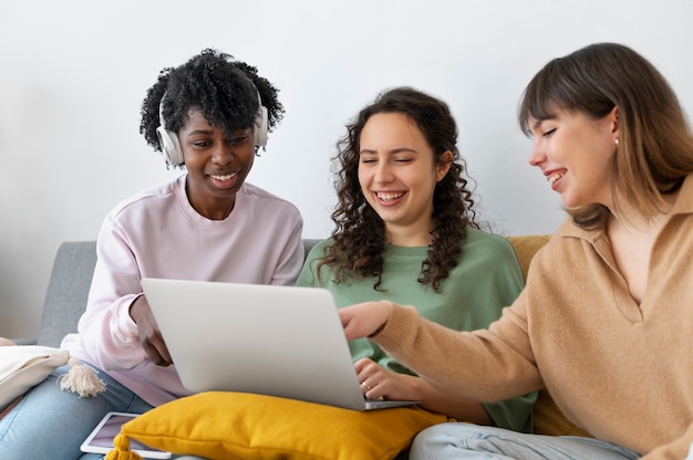 Colegas haciendo trabajo en equipo para un proyecto