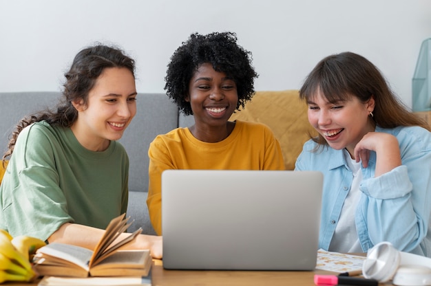 Colegas haciendo trabajo en equipo para un proyecto