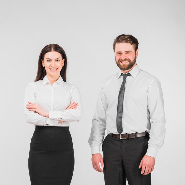 Colegas hombre y mujer de pie juntos