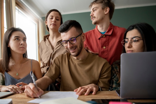 Foto gratuita colegas leyendo de un cuaderno durante la sesión de estudio