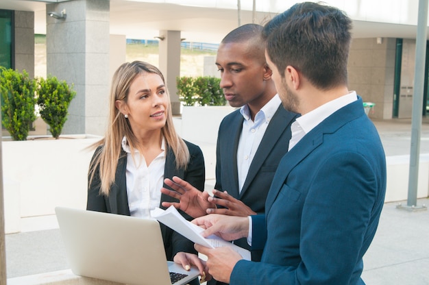 Colegas de negocios enfocados discutiendo