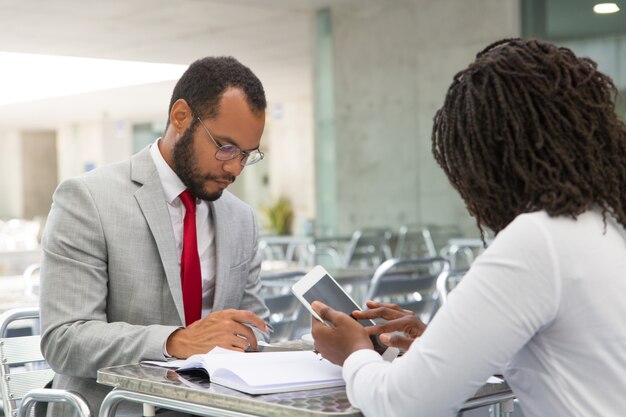 Colegas de negocios enfocados trabajando en proyectos