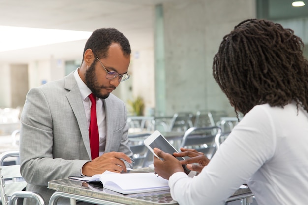 Colegas de negocios enfocados trabajando en proyectos