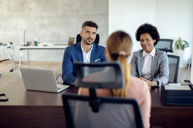 Colegas de negocios que tienen una entrevista de trabajo con un candidato potencial en la oficina