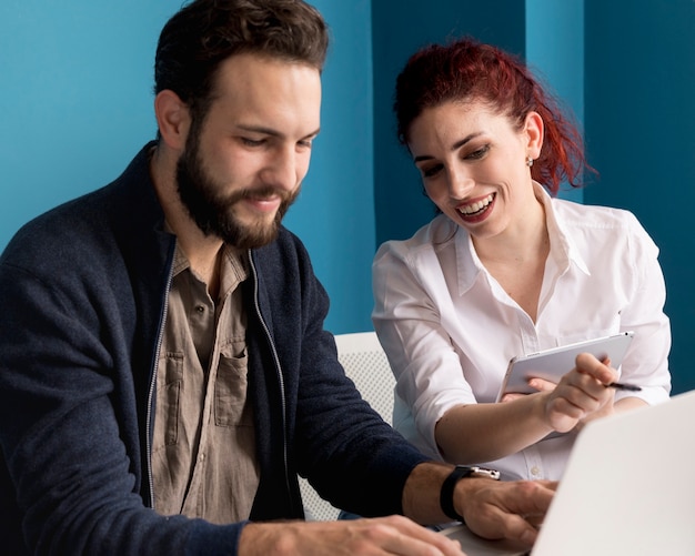 Colegas de oficina que planean juntos