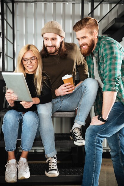 Colegas en la oficina con tableta