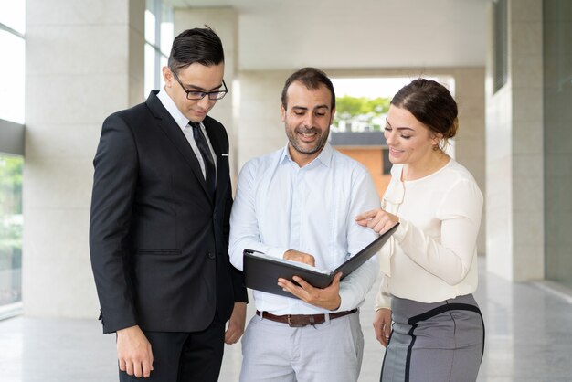 Los colegas positivos discutiendo los términos del contrato comercial