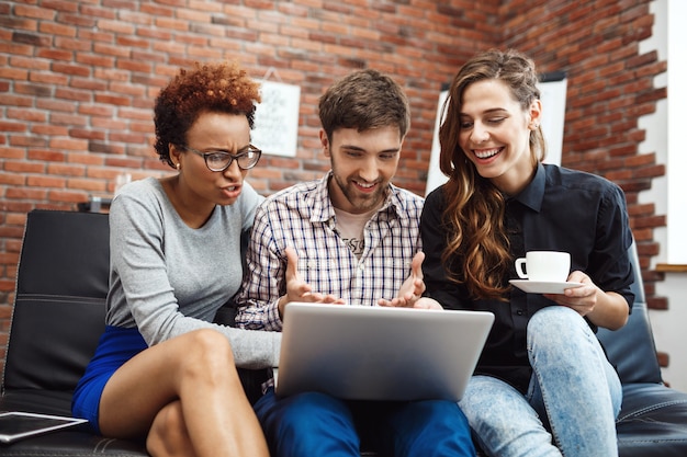 Foto gratuita colegas que disfrutan su trabajo en una reunión de negocios.