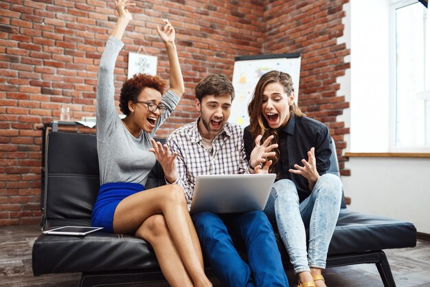 Colegas que disfrutan su trabajo en una reunión de negocios.