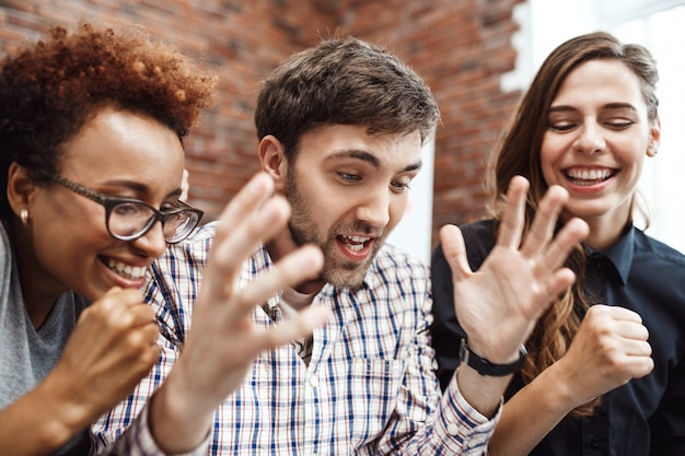 Colegas que disfrutan su trabajo en una reunión de negocios.