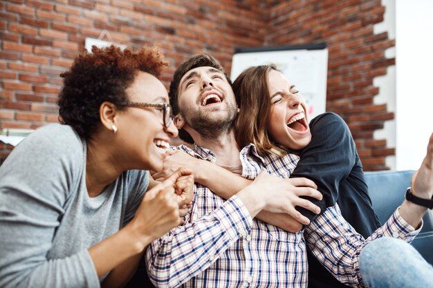 Colegas que disfrutan su trabajo en una reunión de negocios.