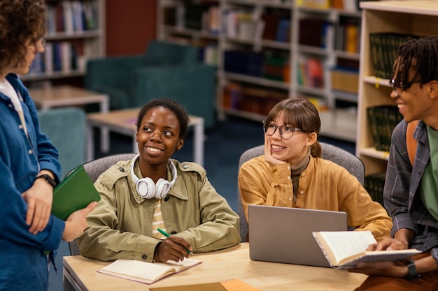 Foto gratuita colegas que estudian en la biblioteca de la universidad.