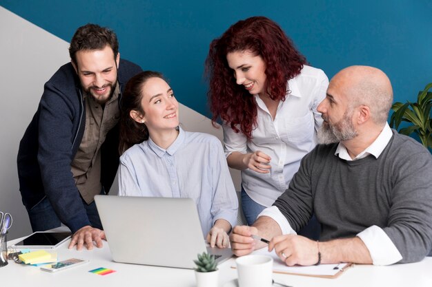 Colegas que planean juntos en la oficina