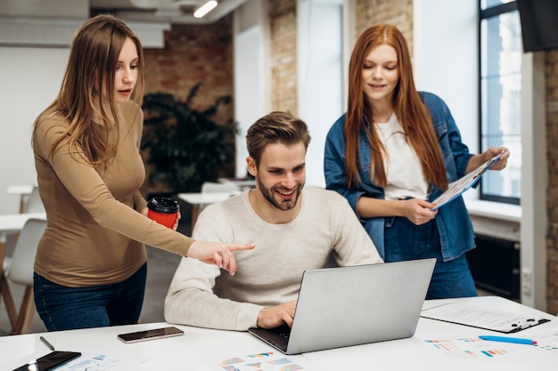 Colegas que tienen una reunión de negocios