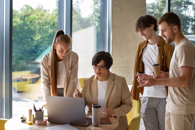 Colegas que trabajan en una acogedora oficina de tiro medio