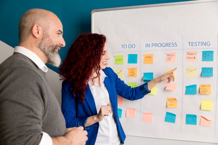 Foto gratuito colegas que trabajan en el método scrum