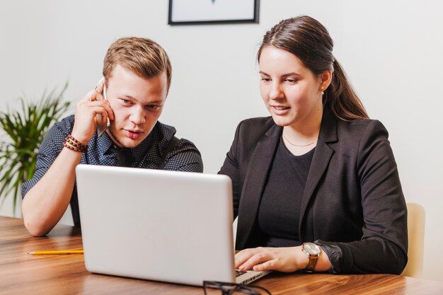 Colegas que trabajan en la oficina