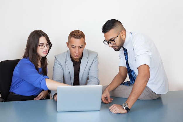 Colegas reflexivos con análisis de negocios