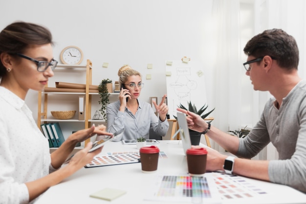 Colegas sentados en una mesa y hablando de negocios