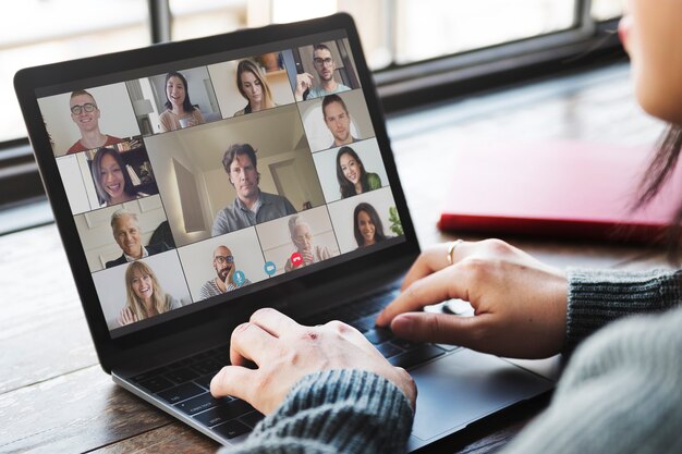 Colegas teniendo una videoconferencia durante la pandemia de coronavirus