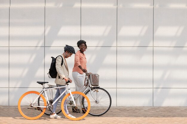 Colegas de tiro completo yendo con bicicletas.