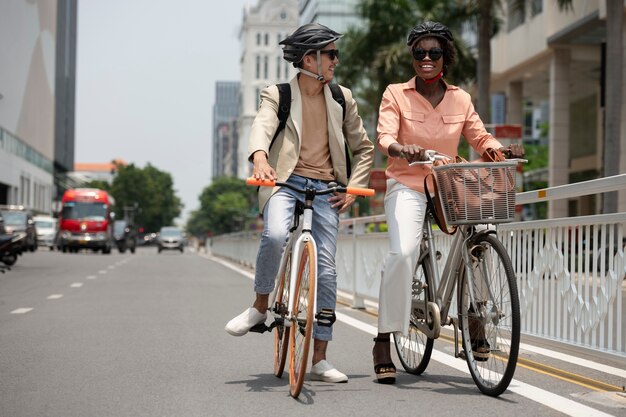 Colegas de tiro completo yendo a trabajar en bicicleta.